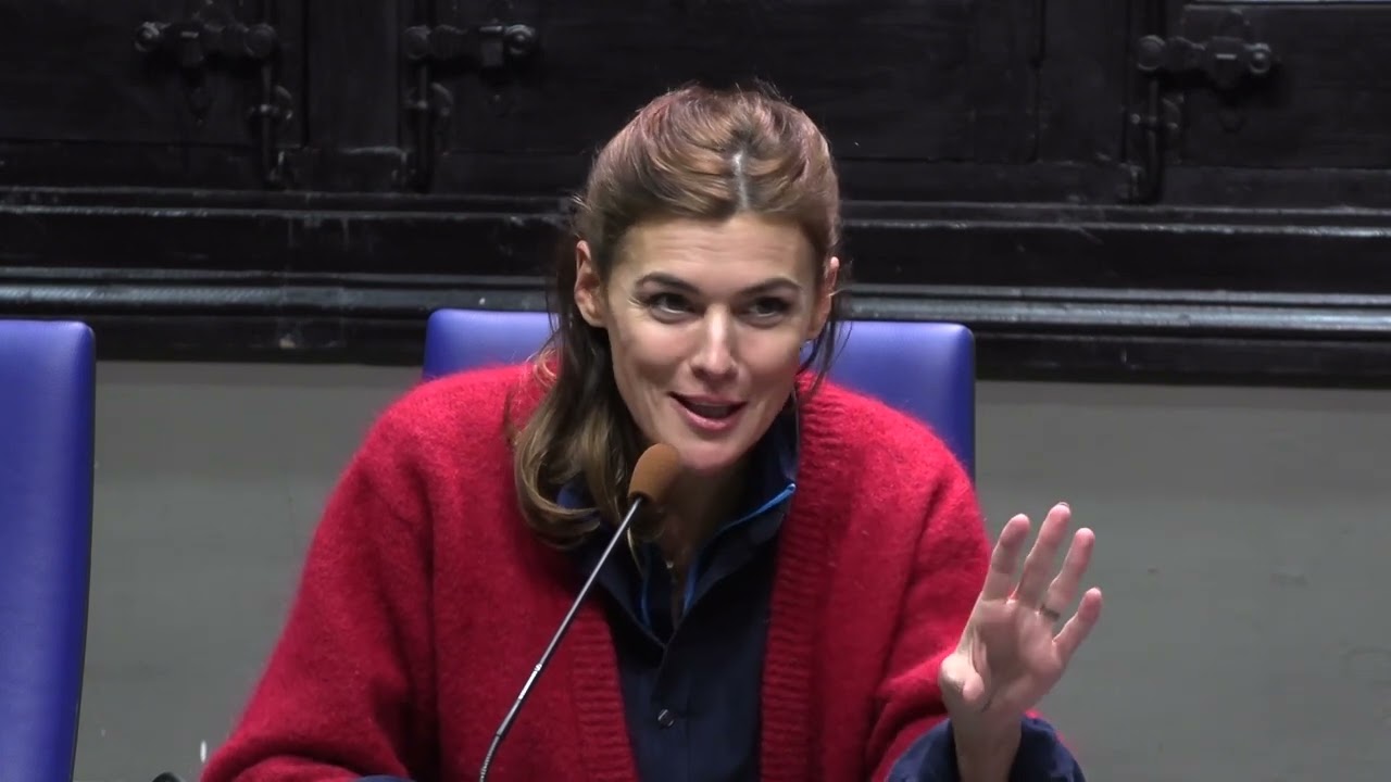la actriz y cineasta Marta Nieto, visita "La Buena Estrella"