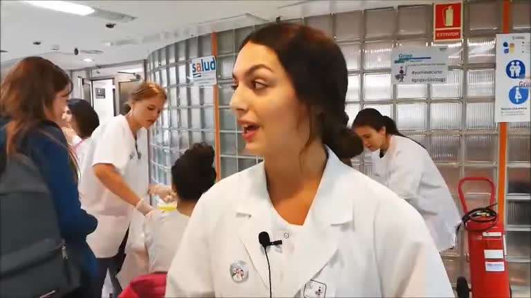 Laura, estudiante de 4º de Enfermería, explica la importancia de esta jornada de vacunación